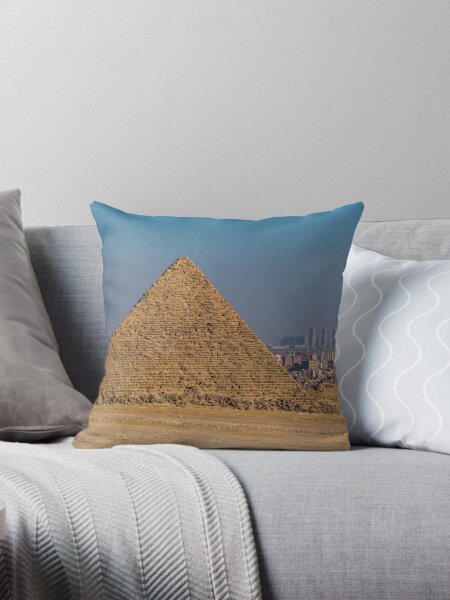 Artikel-Vorschau von Pyramide in Gizeh mit Blick auf Kairo, designt und verkauft von petewelsby.