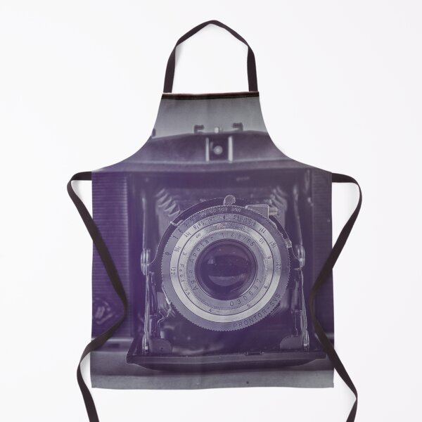 Aperçu de l'œuvre Illustration d'un appareil photo à soufflet pliable vintage créée et vendue par Christopher Ball.
