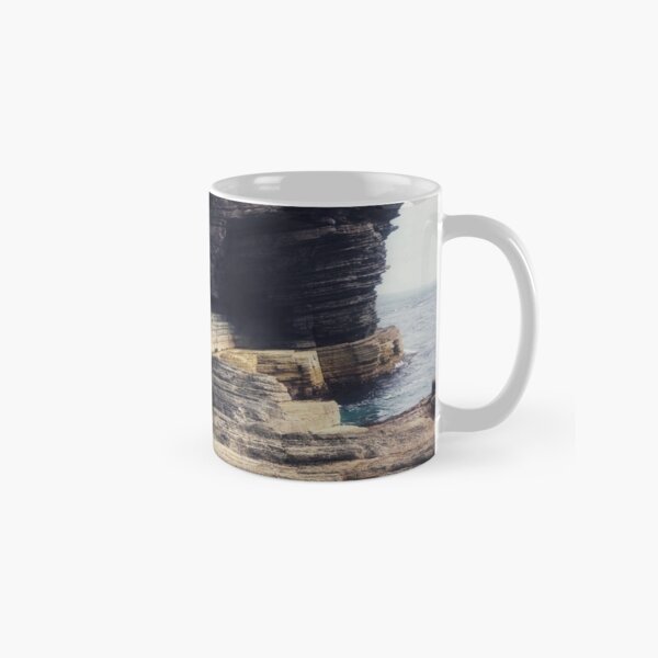 The dramatic rock formations on the cliffs at Cantick Head Lighthouse on the beautiful Orkney island of Hoy in Scotland Classic Mug