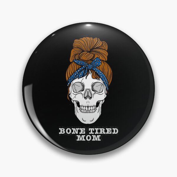Artikelvorschau, Lustiger Goth-Schädel der Halloween-Knochen-müden Mutter mit einem unordentlichen Brötchen und einem Kopftuch entworfen und verkauft von JessieJune.