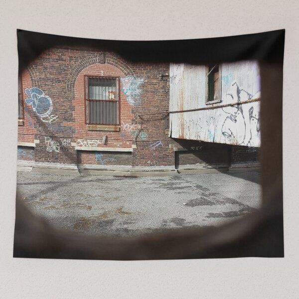 Aperçu de l'œuvre Mur de brique marron rouge industriel avec graffitis créée et vendue par stina-bee.