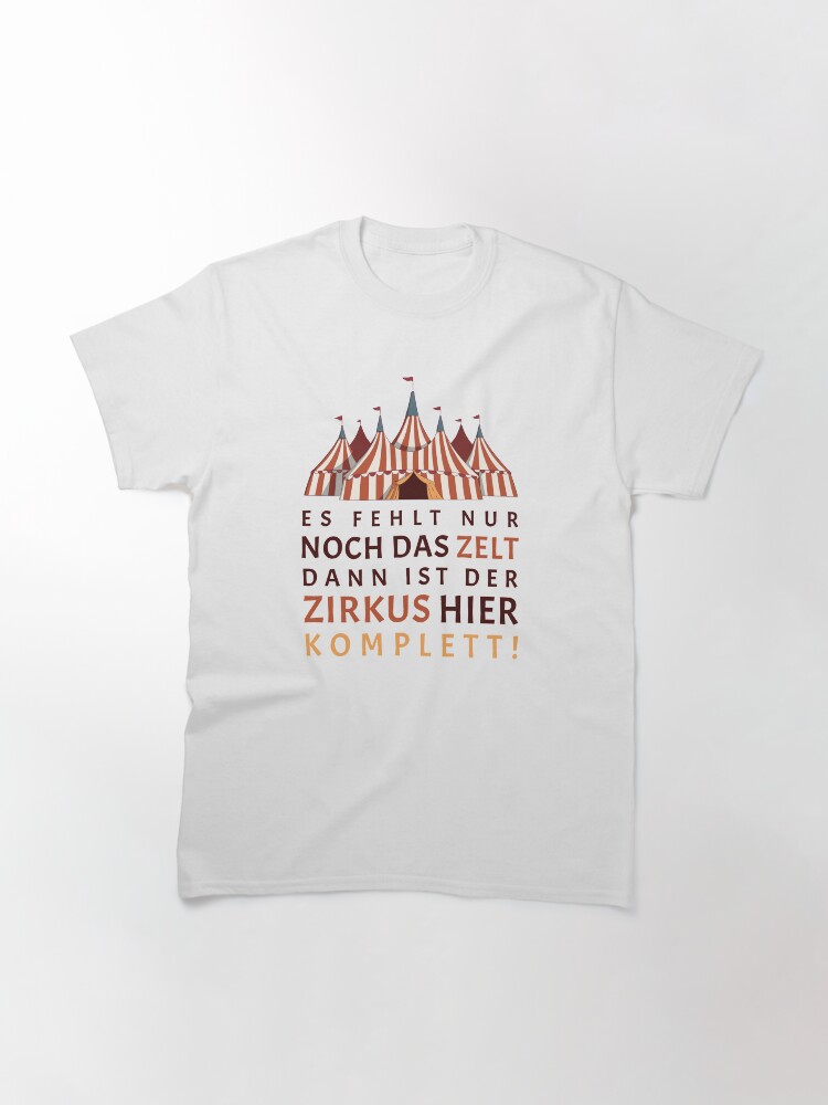 Alternative Ansicht von Es fehlt nur noch das Zelt dann ist der Zirkus hier komplett Classic T-Shirt