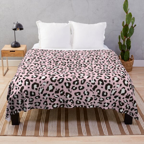 Artikelvorschau, Millennial Pink Leopard Print mit schwarzen und weißen Flecken entworfen und verkauft von Bumblefuzzies.