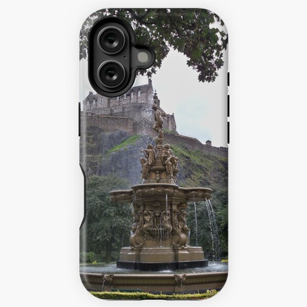 Artikel-Vorschau von Brunnen und Edinburgh Castle, designt und verkauft von chiarraigrrl.