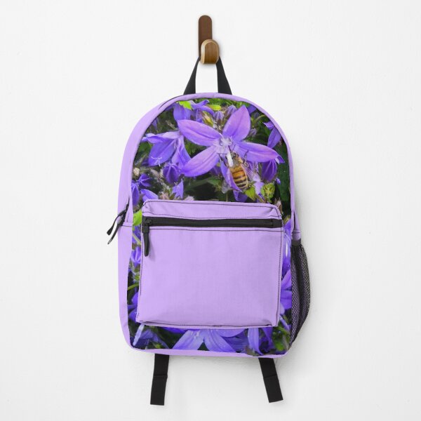 Aperçu de l'œuvre Abeille parmi les fleurs de Campanula créée et vendue par ArtisticMishaps.