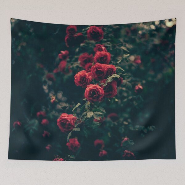 Artikelvorschau, Rote Rosen im Garten entworfen und verkauft von KavishJ.