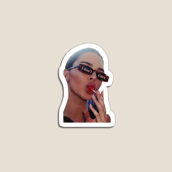 Aperçu de l'œuvre kendall jenner lunettes "je m'en fous" avec sucette créée et vendue par alexismadethis.