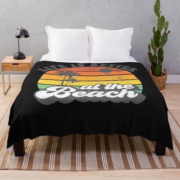 Artikelvorschau, Das Leben ist besser am Strand Retro Sommerferien Frauen Geschenk T-Shirt entworfen und verkauft von hasagi357.