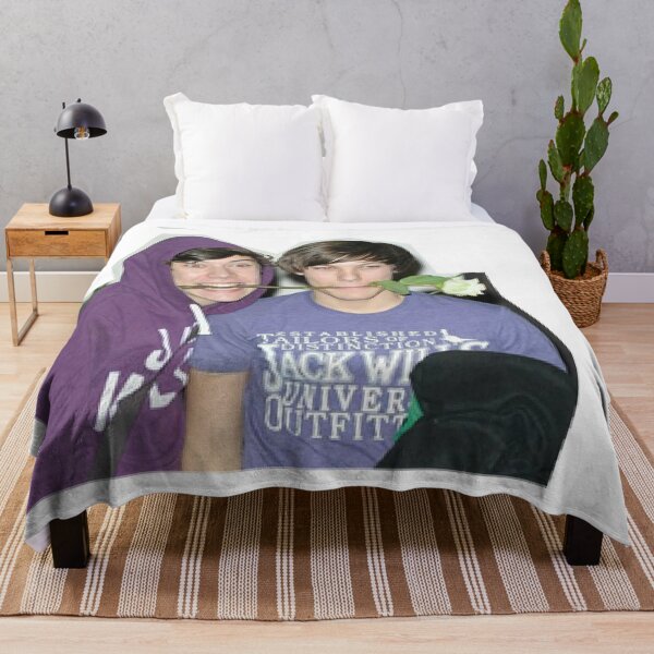 Harry Styles and Louis Tomlinson - Larry stylinson Throw Blanket for Sale  by alishavictoriax