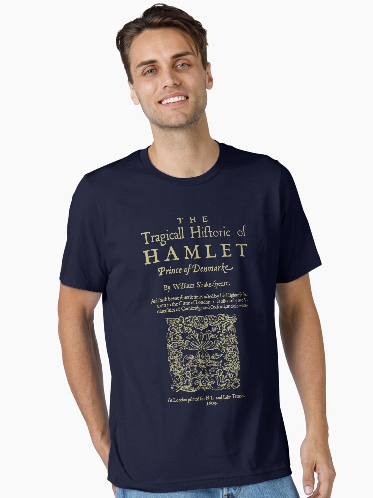 Imagen 1 de 7, Camiseta esencial con la obra Shakespeare, Hamlet. Versión de ropa oscura, diseñada y vendida por bibliotee.