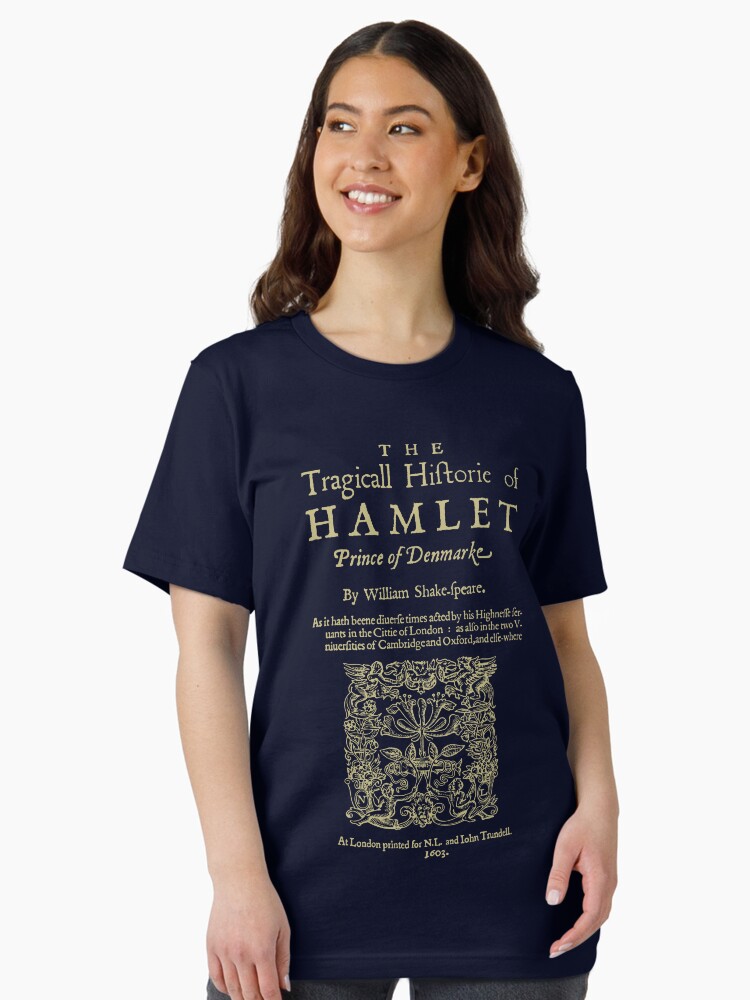 Imagen 2 de 7, Camiseta esencial con la obra Shakespeare, Hamlet. Versión de ropa oscura, diseñada y vendida por bibliotee.
