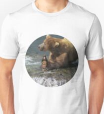 Bear catching beer in a river (Round) Unisex T-Shirt