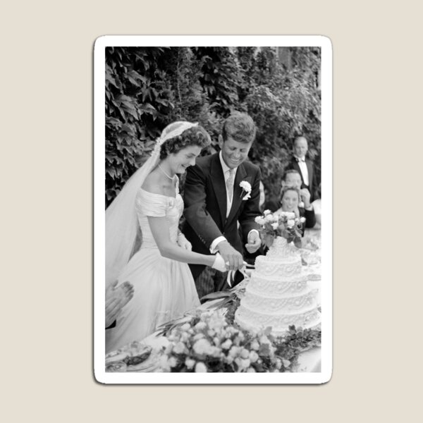 Aperçu de l'œuvre John et Jackie Kennedy coupant leur gâteau de mariage - 1953 créée et vendue par warishellstore.