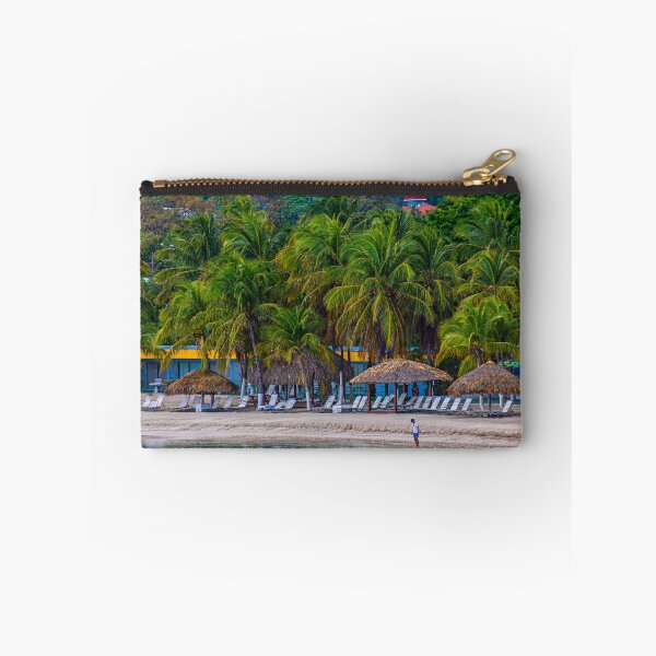 Aperçu de l'œuvre Homme seul sur Tropical Resort Beach créée et vendue par dbvirago.