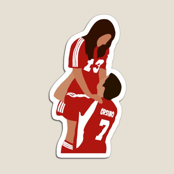 Aperçu de l'œuvre Viola et Duke sur le terrain de football créée et vendue par alisejdesigns.