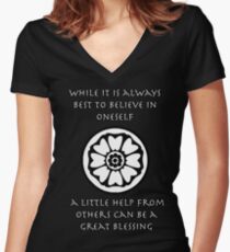Eine kleine Hilfe von anderen kann ein großer Segen sein - Iroh Zitat Tailliertes T-Shirt mit V-Ausschnitt