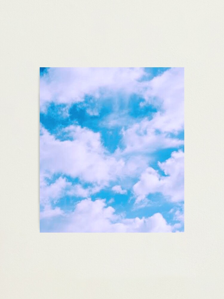 Lámina fotográfica «Estéticas nubes blancas de ensueño en el cielo azul  pastel» de samararibas | Redbubble