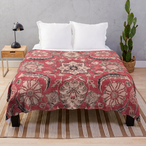Artikelvorschau, Vintage Blossom I // 16. Jahrhundert Tibet Ornamental Moody Red Vines Buntes verziertes Teppichmuster entworfen und verkauft von vintagepatterns.