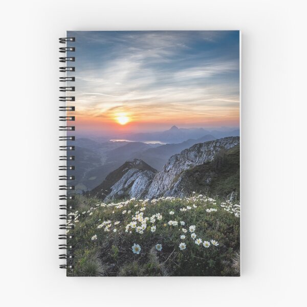 Artikelvorschau, Wunderbarer Bergsonnenaufgang und schöne weiße Blumen entworfen und verkauft von Divya528.
