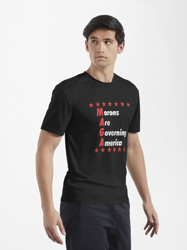 Imagen 3 de 7, Camiseta deportiva con la obra MAGA | Imbécil que gobierna América, diseñada y vendida por 8645th.