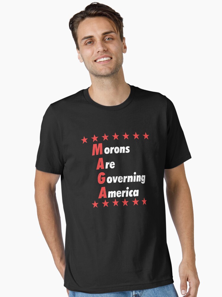 Imagen 1 de 7, Camiseta esencial con la obra MAGA | Imbécil que gobierna América, diseñada y vendida por 8645th.
