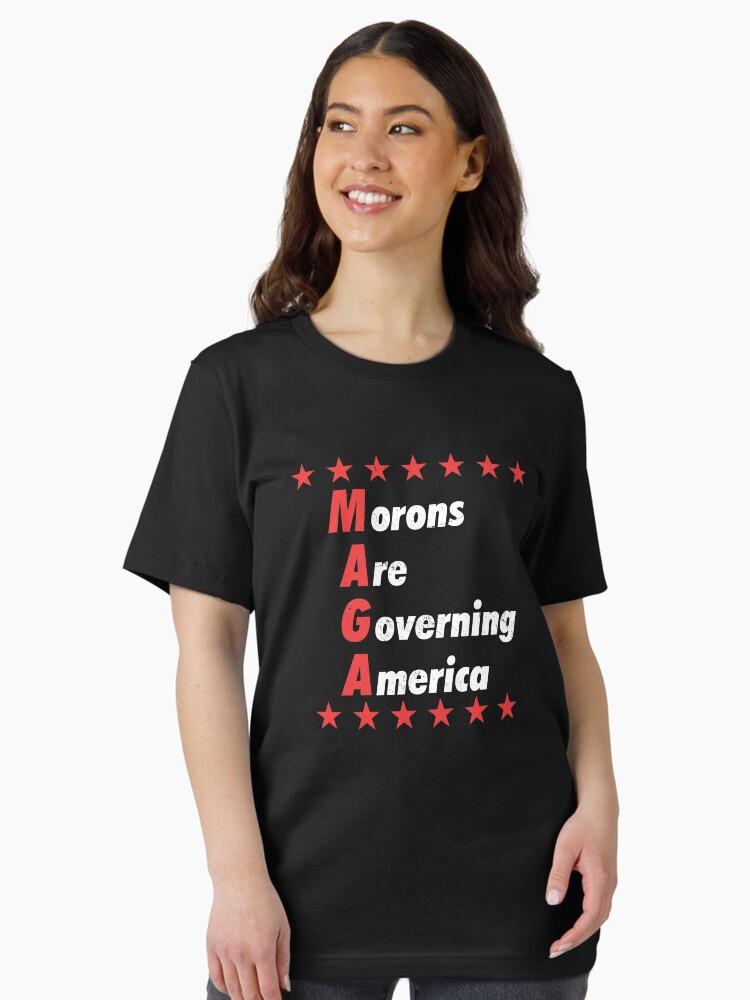 Imagen 2 de 7, Camiseta esencial con la obra MAGA | Imbécil que gobierna América, diseñada y vendida por 8645th.