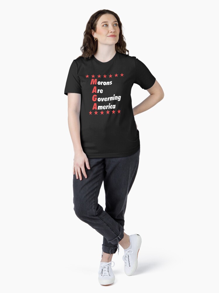Imagen 4 de 7, Camiseta esencial con la obra MAGA | Imbécil que gobierna América, diseñada y vendida por 8645th.