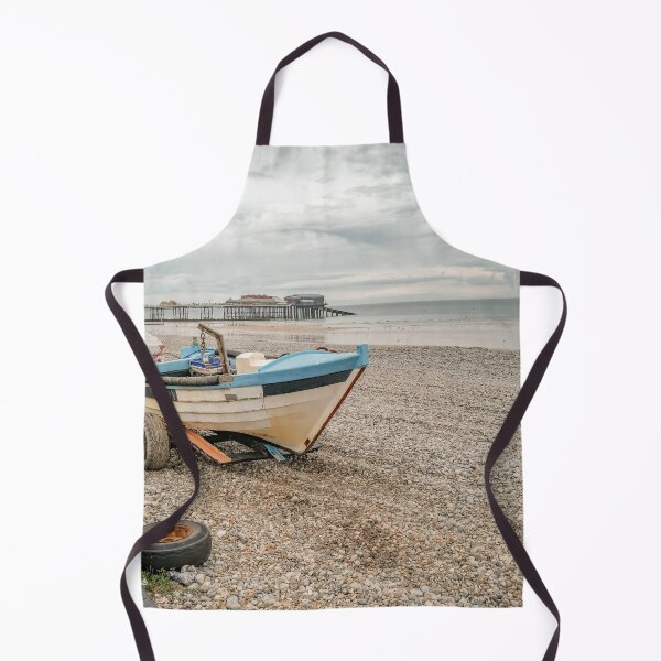 Artikelvorschau, Traditional crab fishing boat on Cromer beach entworfen und verkauft von yackers1.