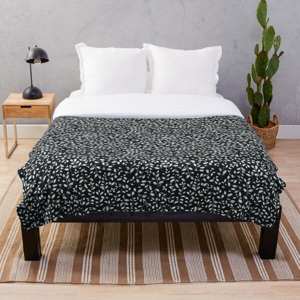 PRETTY LEAVES Throw Blanket