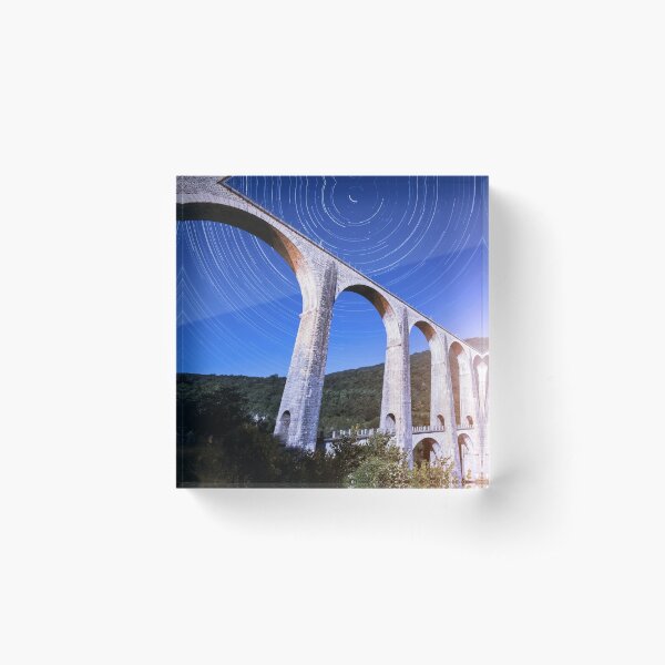 L'architecture du viaduc en pierre ancienne française au clair de lune avec des sentiers d'étoiles Bloc acrylique