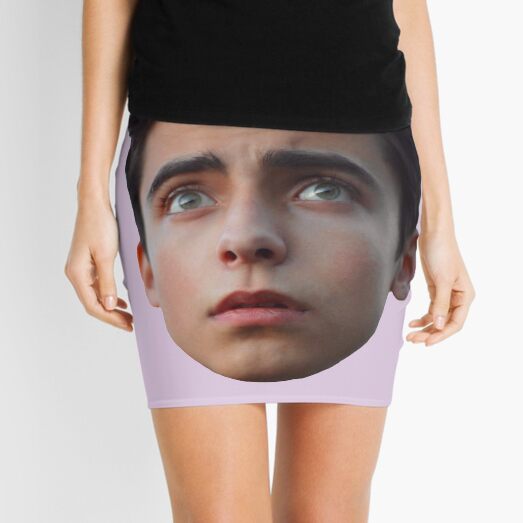 Aidan Gallagher Minijupe