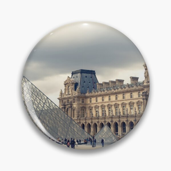 Artikelvorschau, Louvre Museum mit Louvre Pyramide in Paris entworfen und verkauft von Claraveritas.
