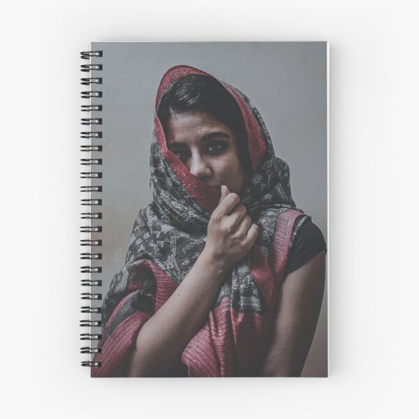 Artikelvorschau, Konzeptionelle Modefotografie entworfen und verkauft von Prerana Jain.