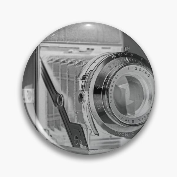 Artikelvorschau, Vintage 1950er Jahre Faltenbalg Kamera Kunstwerk Design entworfen und verkauft von Christopher Ball.