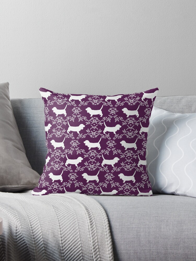 Aperçu 1 sur 4. Coussin avec l'œuvre basset hound silhouette - silhouette, dog, pet, dogs, dog silhouette, basset hound créée et vendue par PetFriendly.