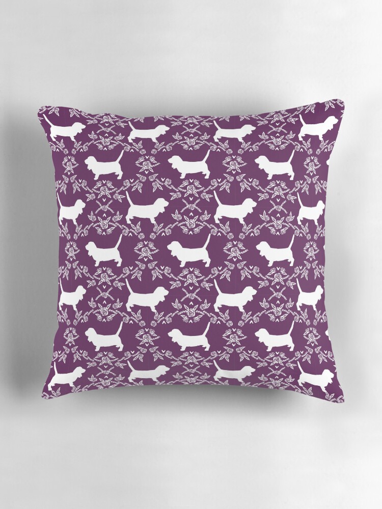 Aperçu 3 sur 4. Coussin avec l'œuvre basset hound silhouette - silhouette, dog, pet, dogs, dog silhouette, basset hound créée et vendue par PetFriendly.