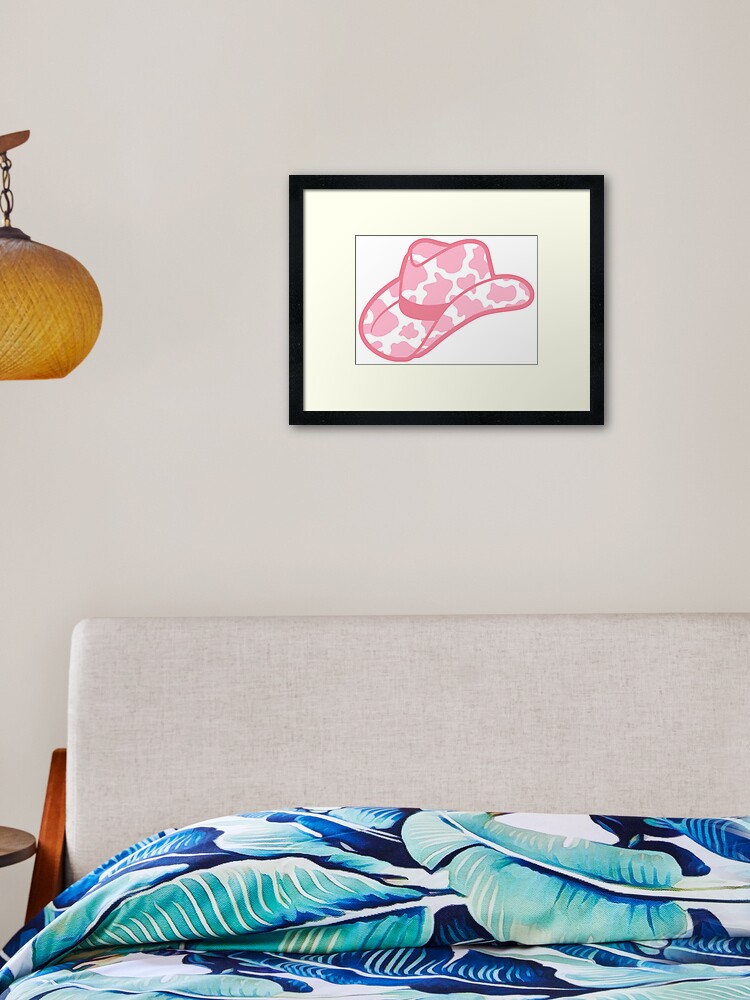 Gerahmter Kunstdruck for Sale mit rosa Cowgirl-Hut mit Kuhdruck von Julia  Santos