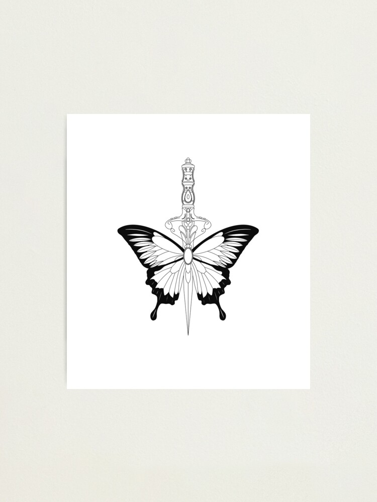 Lámina fotográfica for Sale con la obra «Diseño de tatuaje de daga de mariposa» de HelenaMorpho