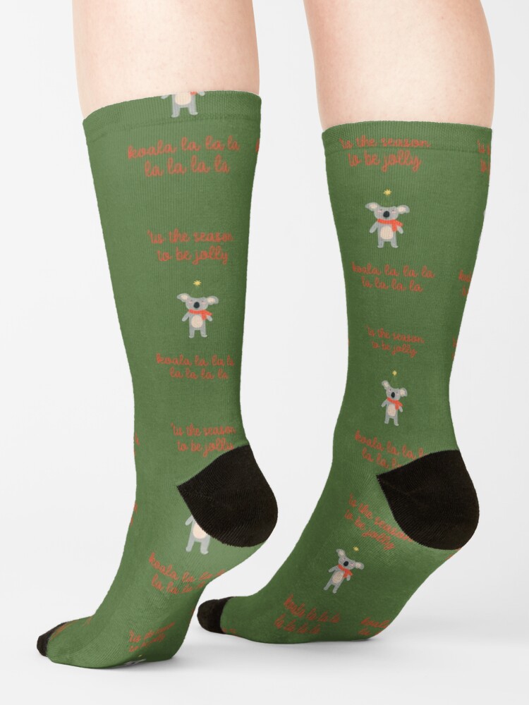 Vista alternativa de Calcetines Koala Christmas Cute Holiday Cheer (rojo sobre verde)