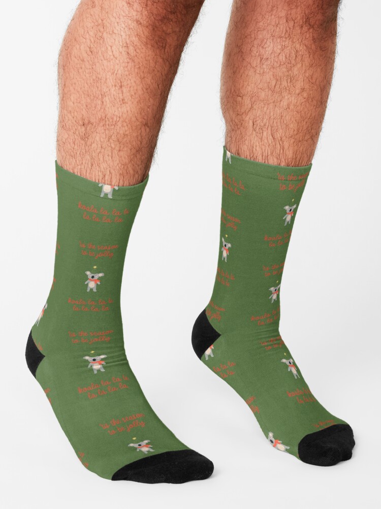 Vista alternativa de Calcetines Koala Christmas Cute Holiday Cheer (rojo sobre verde)