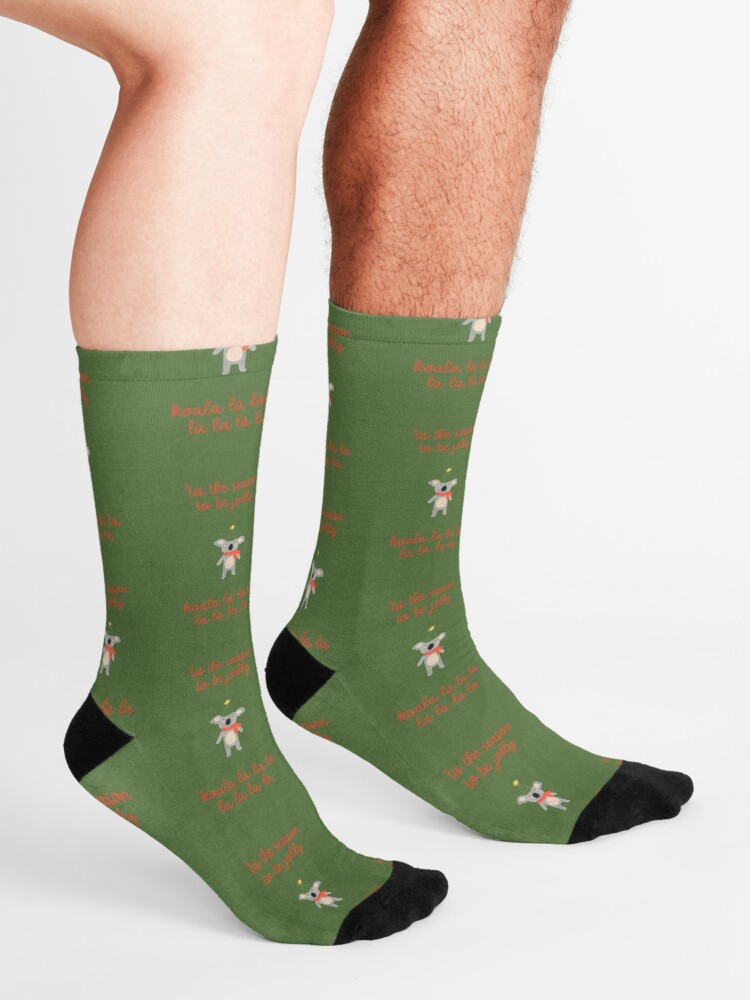 Vista alternativa de Calcetines Koala Christmas Cute Holiday Cheer (rojo sobre verde)