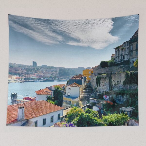 Artikelvorschau, Häuser entlang des Flusses Douro in Porto, Portugal entworfen und verkauft von Orchyd.