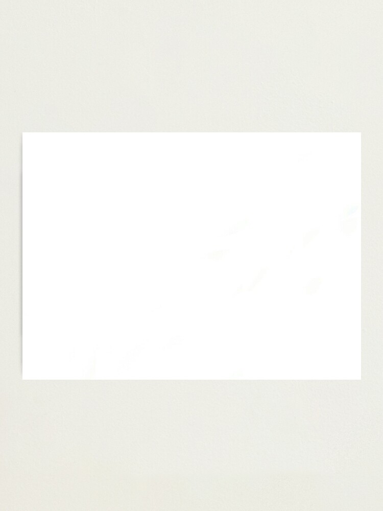 Bức in ảnh nền trắng đơn giản: Bức in ảnh nền trắng đơn giản đem đến sự tối giản và độc đáo cho phòng khách của bạn. Hình ảnh được thiết kế đơn giản với bề mặt trắng tinh khiết để nổi bật và tôn lên giá trị của bức ảnh. Bạn sẽ tận hưởng niềm tự hào khi treo nó trên tường nhà mình.