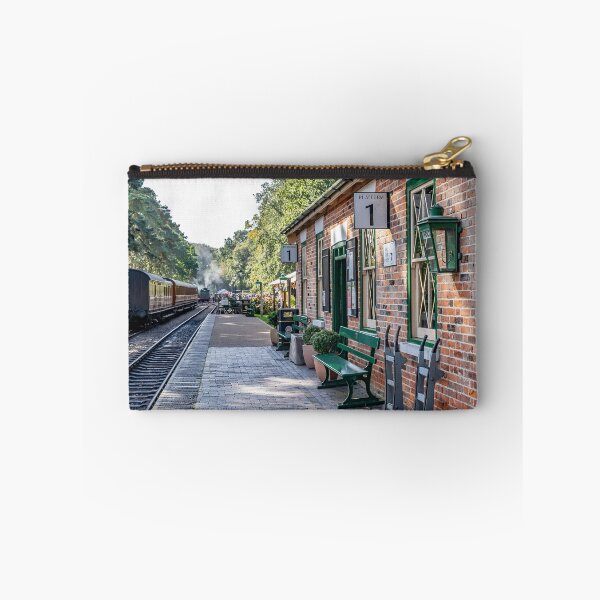 Artikelvorschau, An empty Holt train station on the Poppy Line railway entworfen und verkauft von yackers1.