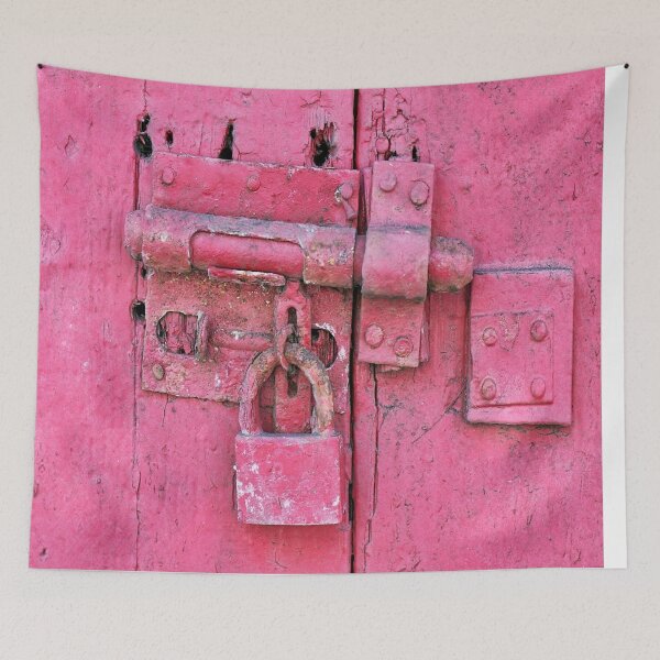 Artikelvorschau, Pink Chippy Painted Door und Vorhängeschloss entworfen und verkauft von AlteredAtelier.
