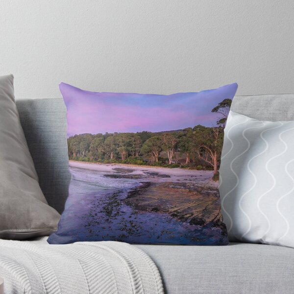 Artikelvorschau, Zwei Baumspitze vom Meer, bei Sonnenaufgang. Adventure Bay, Bruny Island Panorama. entworfen und verkauft von Sean De Freitas.