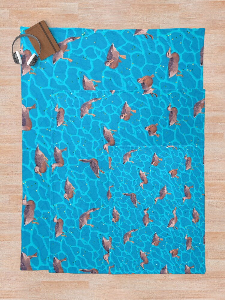 Imagen 5 de 6, Manta con la obra ¡A los patos les encantan los guisantes y el maíz!, diseñada y vendida por Sabtastic.
