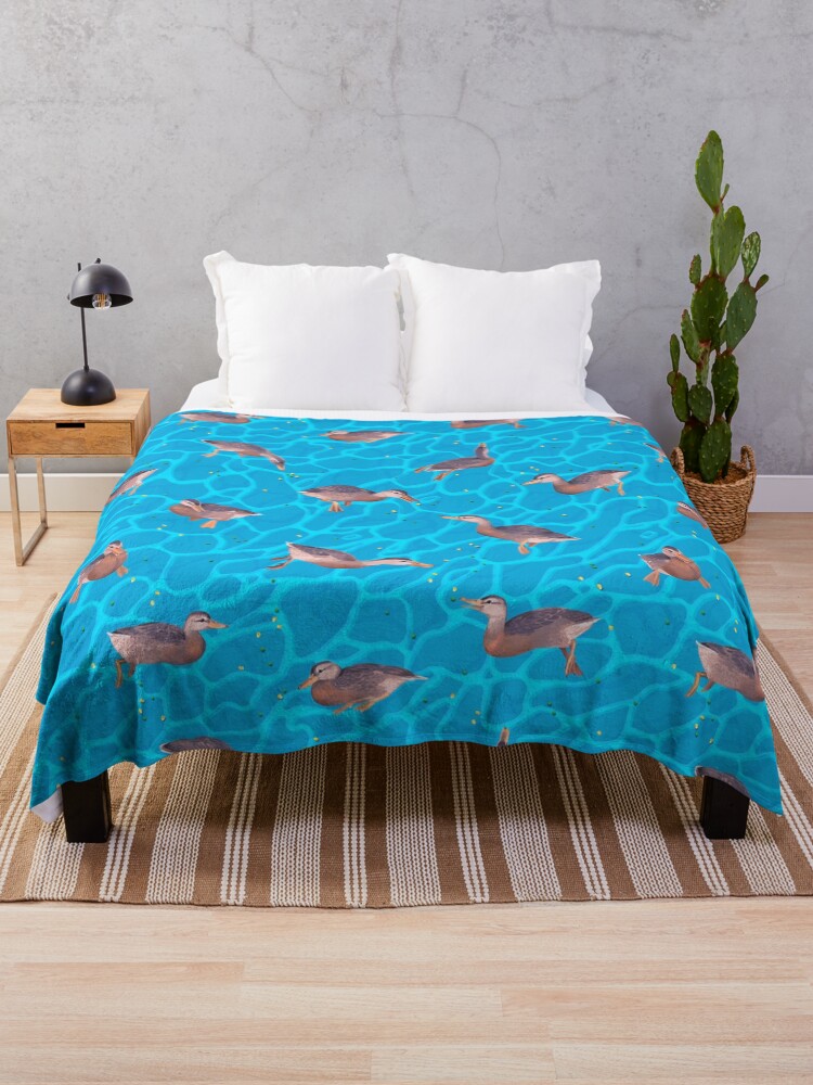 Imagen 1 de 6, Manta con la obra ¡A los patos les encantan los guisantes y el maíz!, diseñada y vendida por Sabtastic.