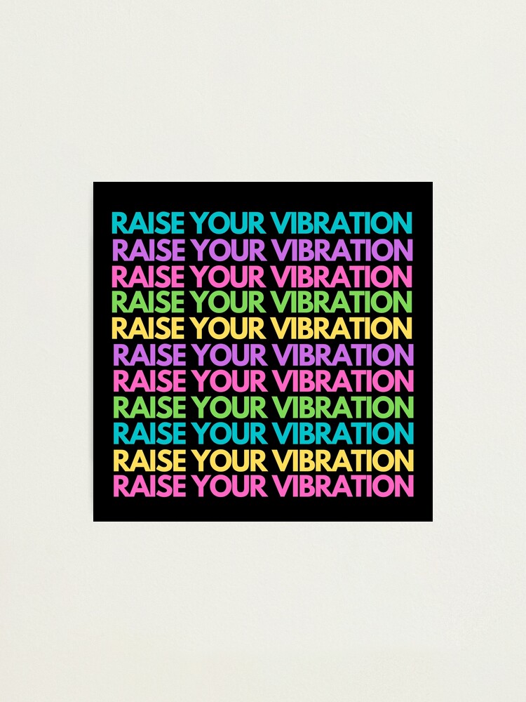 Erhöhen Sie Ihre Vibration, schwarzen Hintergrund, bunt inspirierendes  Mantra-Design Fotodruck