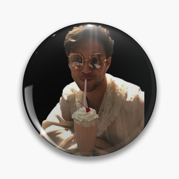 Niall Horan buvant Badge